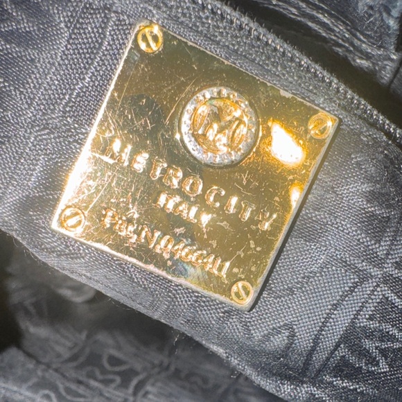 Metrocity Quilted bucket Crossbody with Gold Chain Strap EXCELLENT CONDITION! - Picture 6 of 7